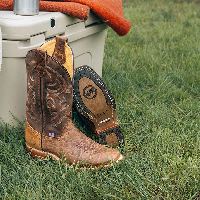 Un par de botas occidentales Harshaw en color marrón.